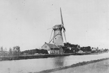 1976-1443 Delfshavense Schie met de Hoekmolen aan de Spangesekade, gezien vanuit de Aelbrechtskade. De Hoekmolen is in ...