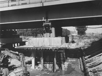 1976-1489,-1490 Werkzaamheden op de Blaak, onder het spoorwegviaduct bij Station Blaak, in verband met de aanleg van de ...