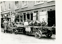 1976-1580 Smederij van W.H. Salters en bierbottelarij van D.P. Spoor aan de Baan. Rechts de smid achter de wagen van de ...
