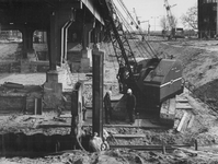 1976-159,-160 Werkzaamheden aan de Blaak, onder het spoorwegviaduct bij Station Blaak, in verband met de aanleg van de ...