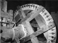 1976-1591 Een detail van het aandrijfwerk van snuifmolen 'De Ster' aan de Plaszoom.