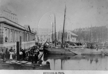 1976-1618 Gezicht op de Blaak.Links de Zeevischmarkt (vervangen in 1880), in het midden de houten Keizersbrug ...
