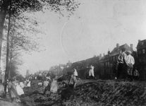 1976-1621 Kinderen spelen op een zandheuvel bestemd voor de aanleg van een straat over de Gedempte Goudsevest, de ...