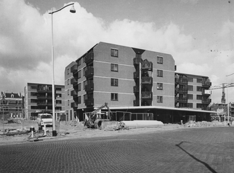 1976-181 De bouw van woningen en winkels in vier lagen aan de Goudse Rijweg. Uit het zuiden nabij hoek Vondelweg.