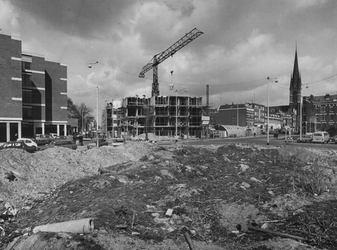 1976-183 Nieuwbouw van winkels en woningen aan de Goudse Rijweg uit het zuiden. Linkerzijde de Crooswijkseweg op de ...