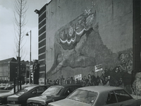 1976-184-TM-185 Muurschildering met een Zuidamerikaans politiek onderwerp aan een zuidgevel van een pand aan de ...