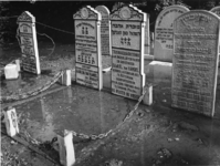 1976-2070 De door een dijkdoorbraak bij de Van Brienenoordbrug overstroomde Israëlitische Begraafplaats aan het Toepad.