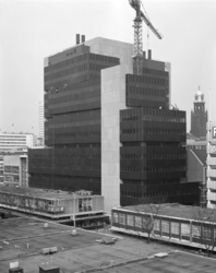 1976-234 Het nieuwe kantoorgebouw op de hoek van de Hennekijnstraat en Aert van Nesstraat op de plaats van het Sint ...