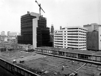 1976-237 De parkeergarage van De Bijenkorf en het nieuwe kantoorgebouw op de plaats van het Sint Luciagesticht aan de ...