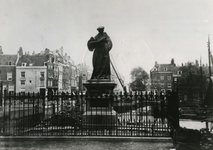 1976-295 Standbeeld van Erasmus op de Grotemarkt.