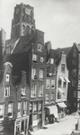 1976-307 De Delftsevaart met de toegang tot de Bagijnenstraat.Op de achtergrond de toren van de Sint-Laurenskerk.