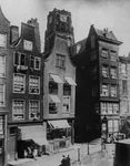 1976-308 De Delftsevaart bij de Bagijnenstraat, rechts een deel van de Krattenbrug.Op de achtergrond de toren van de ...