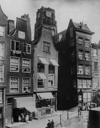1976-308 De Delftsevaart bij de Bagijnenstraat, rechts een deel van de Krattenbrug.Op de achtergrond de toren van de ...