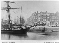 1976-326 Het Bolwerk en op de achtergrond zeilschepen aan de Boompjes, gezien vanaf het Oude Hoofdplein.Op de voorgrond ...