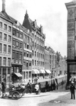 1976-347 Het Boerensteiger, vlak voor de demping in 1912, gezien vanaf de Hoofdsteeg.Links o.a. hotel Het Gouden Hert ...