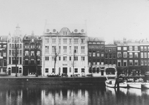 1976-348 Gezicht op de Blaak en de Zuidblaak. Het pand in het midden was in 1917 de vestiging van drukkerij Benedictus.