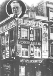1976-354 Loterijwinkel Gelukskantoor L. Wolf, op de hoek Gedempte Binnenrotte - Meent. Linksboven een portret van L. ...