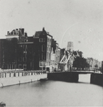 1976-363 De Delftsevaart met de Galerijbrug en daarachter de Stokvisbrug, links de Galerij.Op de achtergrond de toren ...