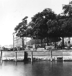 1976-365 Het Bolwerk en op de achtergrond zeilschepen aan de Boompjes, gezien vanaf het Oude Hoofdplein. Op de ...