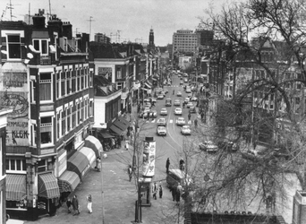 1976-414 West-Kruiskade vanaf het Tiendplein, gezien vanuit de 2e etage van een woonhuis. Op de achtergrond het stadhuis.