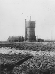 1976-725 Nieuw Mathenessepolder met op de achtergrond de watertoren van de gemeente Schiedam en de scheepswerf van de ...