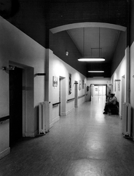 1976-897-TM-899 Interieurs van het verpleeghuis Sint-Antonius aan de Nieuwe Binnenweg 33.Afgebeeld van boven naar ...