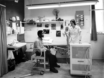 1976-927-TM-929 Interieurs van het verpleeghuis Sint-Antonius aan de Nieuwe Binnenweg 33.Afgebeeld van boven naar ...