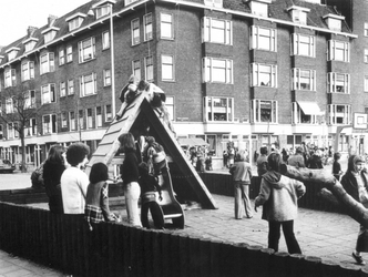 1976-93 Spelende kinderen op de speelplaats in het Heiman Dullaertplein.