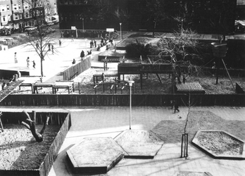 1976-94-EN-95 Speelplein aan de Kapelstraat.Afgebeeld van boven naar beneden:-94: op de achtergrond het Sint-Jobspad ...