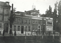 1977-108 De Coolsingel met op nr. 65 het woonhuis van dr. H.J. Sleurs.Op de voorgrond de Binnenwegsebrug en op de ...