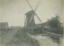1977-111 De watermolen in de Nieuw Mathenessepolder (gemeente Schiedam). Op de achtergrond links de daken van de ...