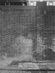 1977-1207 Plaats in de muur aan de Boompjeskade onder de spoorbrug, waar op 21 mei 1977 de loden koker wordt ...