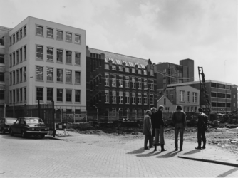 1977-1221 Overleg tussen waarschijnlijk aannemers en architecten over een nieuw te bouwen kantoorpand bij de Zalmstraat ...
