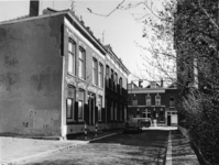 1977-1295 De Slachtstraat, en op de achtergrond de Brouwerskade.