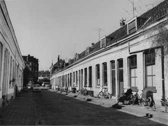 1977-1300 Adelaarsstraat, uit het zuidoosten. Achtergrond hoek Vlietkade