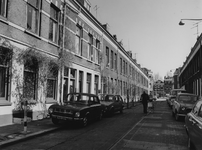 1977-1303 Alettastraat, uit het westen. Achtergrond de Kettingstraat.