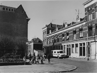 1977-1306 Spelende kinderen, hoek Kettingstraat en de Koenenstraat.