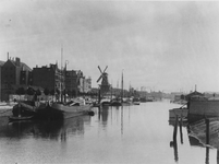 1977-149 Boerengat, ter hoogte van de Admiraliteitskade. Op de achtergrond oliemolen De Reus.