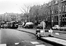 1977-1749 Vrije trambaan in de Vierambachtsstraat. Op de achtergrond de Gerrit Jan Mulderstraat.