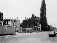 1977-1880 Woningafbraak, hoek Laanzichtstraat, nabij de rooms-katholieke kerk, uit het westen.