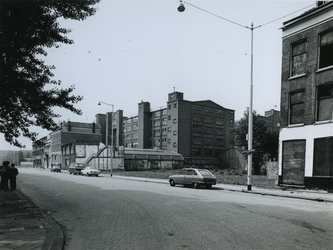 1977-1884 Pand van Jamin, voormalig fabrieksgebouw aan de oostzijde in de Hugo de Grootstraat. Hoek Goudserijweg uit ...