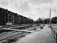 1977-1907 Werkzaamheden tramrails aan de Chris Bennekerslaan.