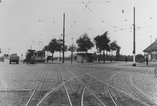 1977-1935 Marconiplein met links de Schiedamseweg (lijn 8 uit Schiedam), rechts een gedeelte van het houten ...