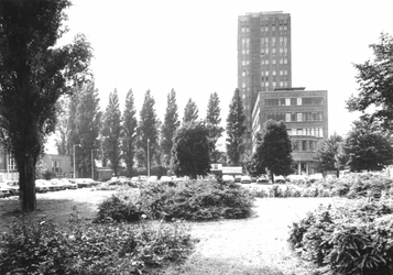 1977-2101 Plantsoen en parkeerplaats aan het Academieplein. Op de achtergrond het GEB-kantoorgebouw aan de Rochussenstraat.