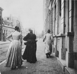 1977-212 Havenstraat uit het zuiden. De dames links: mevr. Vermeijden en Rotscheid van achter gezien.