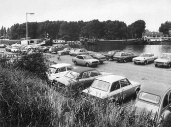 1977-2166 Gezicht op de kade aan de zuidzijde van de Coolhaven (straat), aan de overzijde van het water zullen straks ...