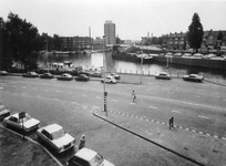 1977-2167 Coolhaven gezien vanuit een huis aan de Rochussenstraat naar de Achterhavenbrug. Links, ongeveer ter plaatse ...