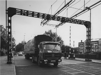1977-2179 Grote vrachtwagen passeert de Mathenesserbrug. Op de achtergrond de Mathenesserweg.