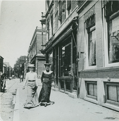 1977-22 Dames: L. van Mens en A. Lourens in de Havenstraat nabij de Korte Schoonderloostraat, uit het zuiden.