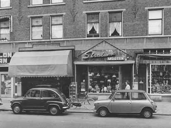 1977-2692 Groene Hilledijk met lampenwinkel.
